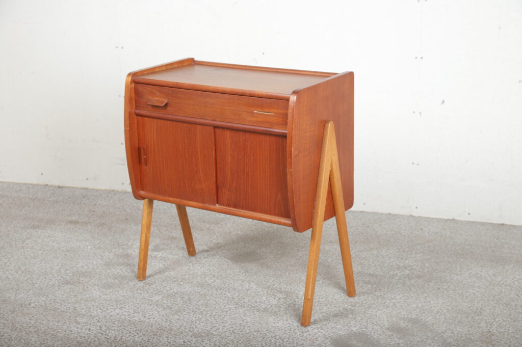 Skab på skråtstillede ben med skydelåger og skuffe