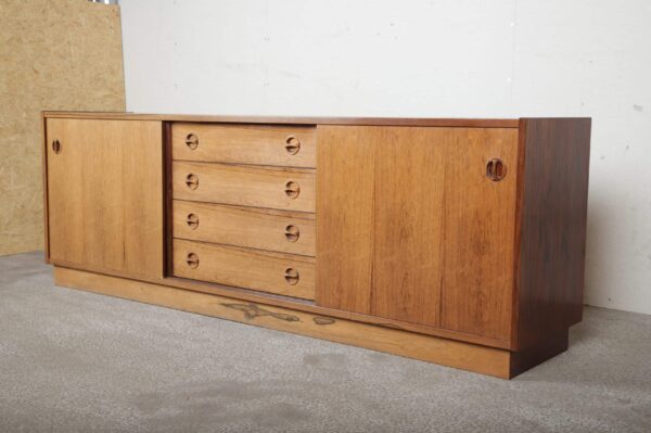 Lang lav skænk i palisander med to skydedøre og skuffer i midten, palisander