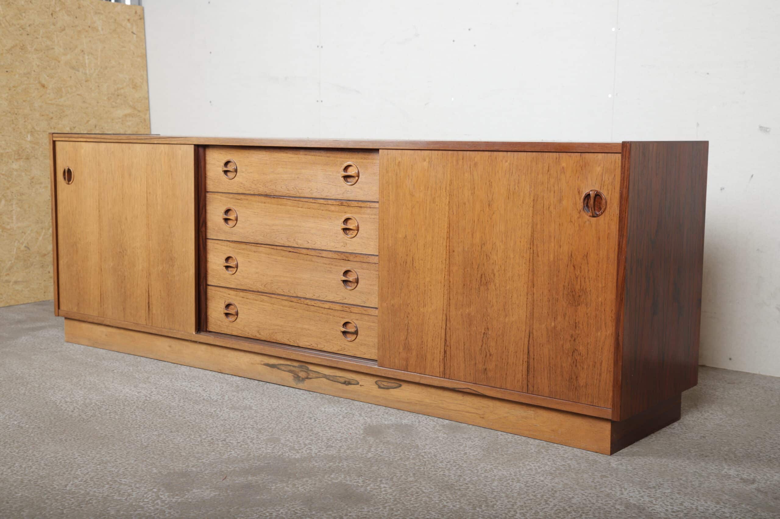 Lang lav skænk i palisander med to skydedøre og skuffer i midten, palisander - Image 2