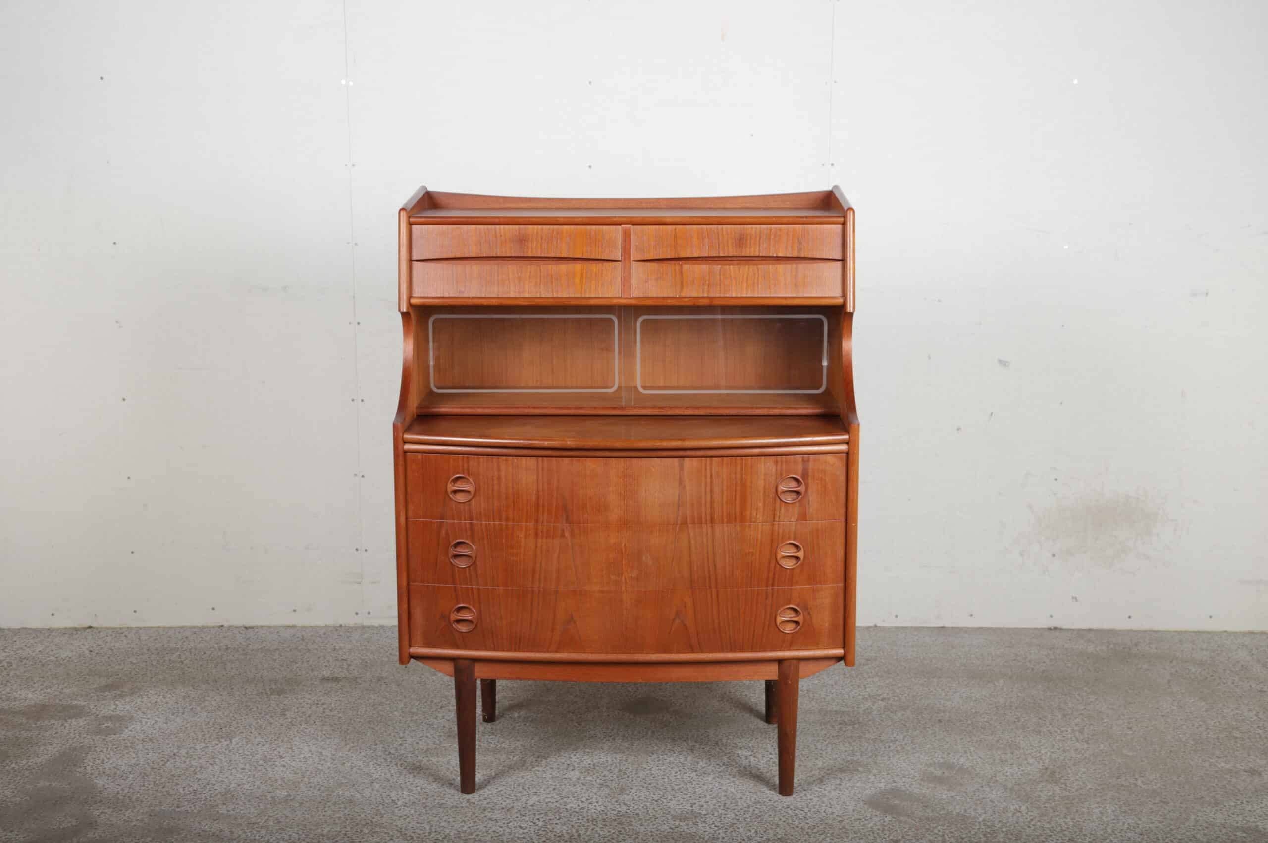 Chatol i teak med glas skydelåger, Falsig Møbelfabrik - Image 1