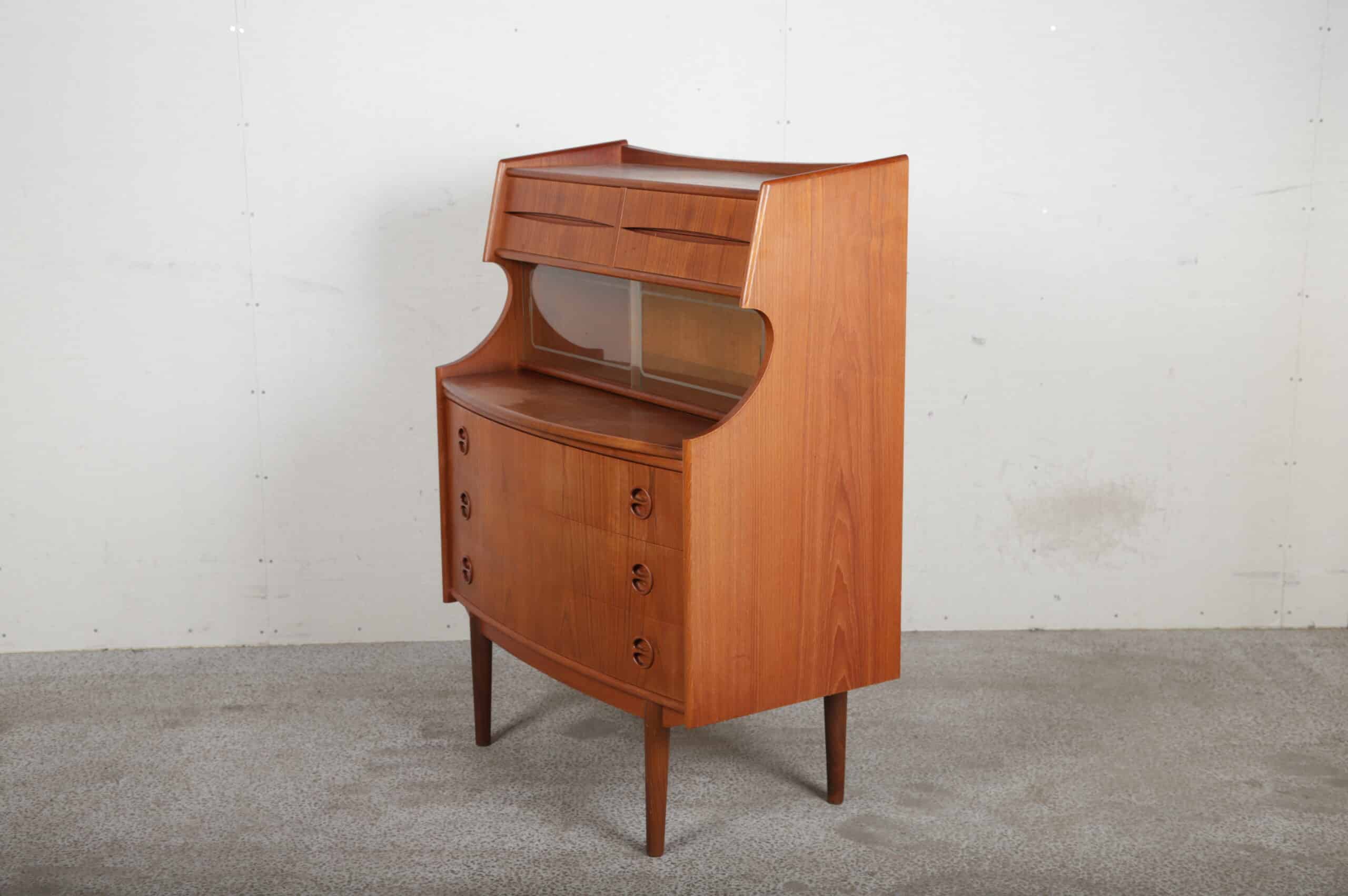 Chatol i teak med glas skydelåger, Falsig Møbelfabrik - Image 2