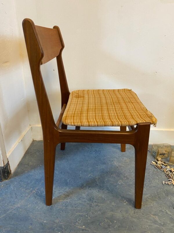 Seks spisestole af massiv teaktræ, til ompolstring