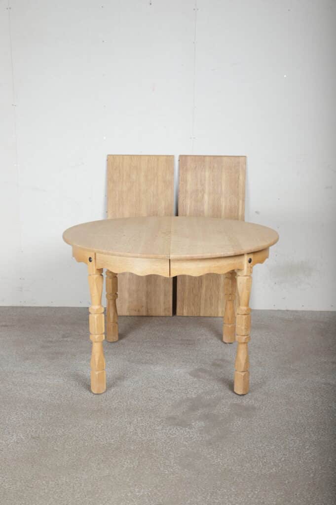 Rundt spisebord i massiv egetræ, Ø110, to tillægsplader