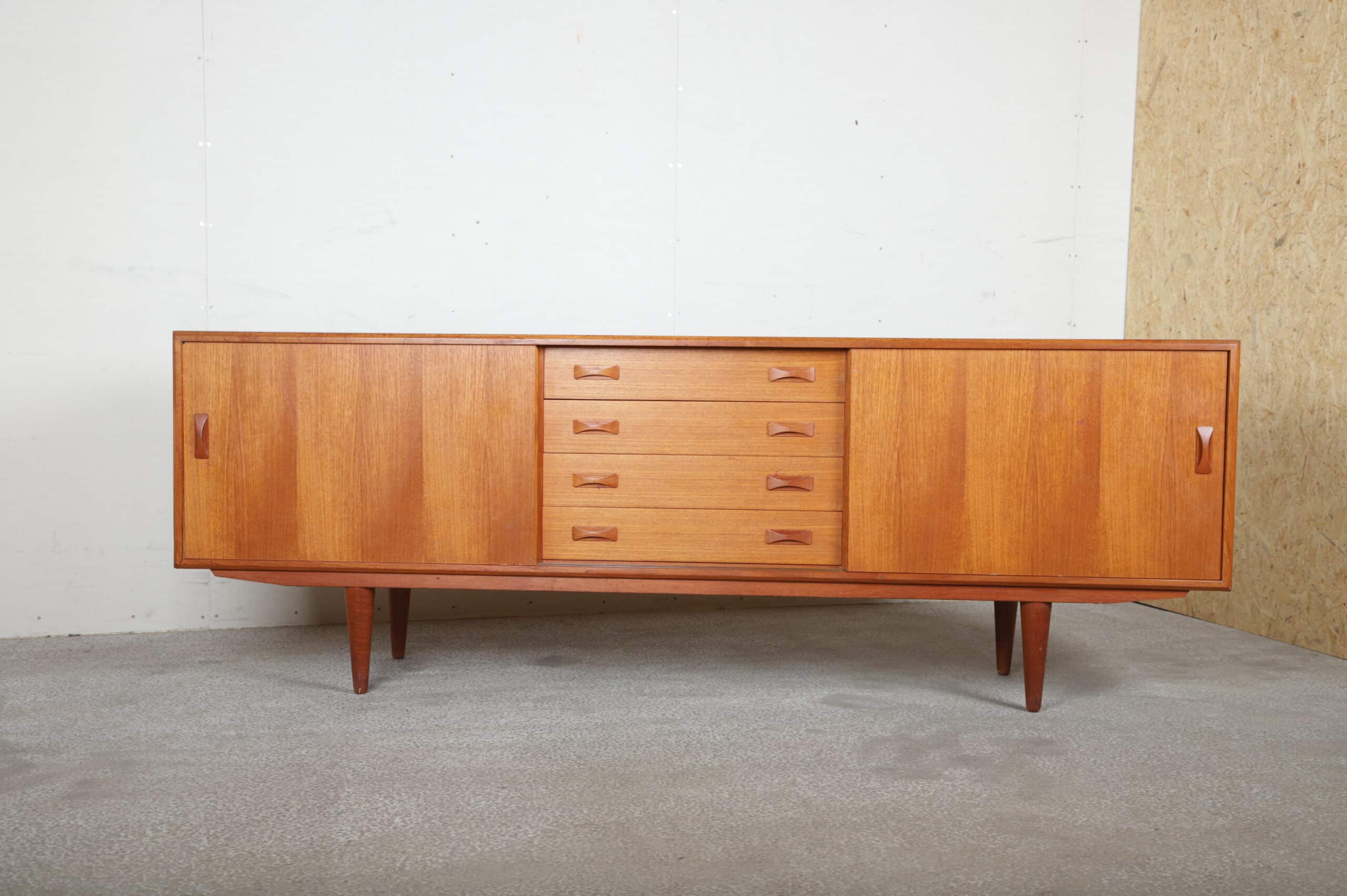 Lang lav skænk i teak med skuffer og hylder - Image 1