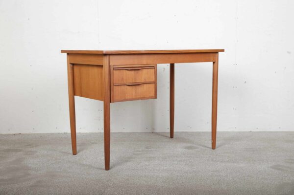 Smalt skrivebord i teak med to skuffer