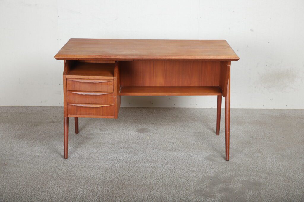 Skrivebord i teak, Tibergaard
