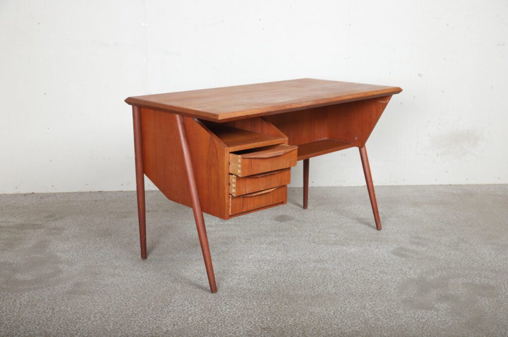 Skrivebord i teak, Tibergaard