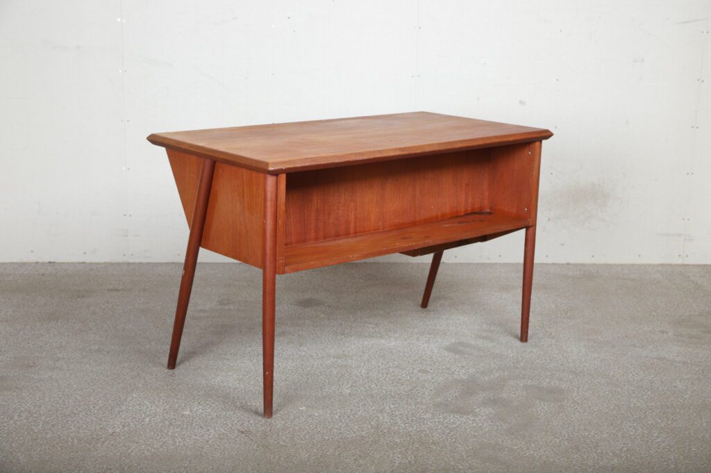 Skrivebord i teak, Tibergaard