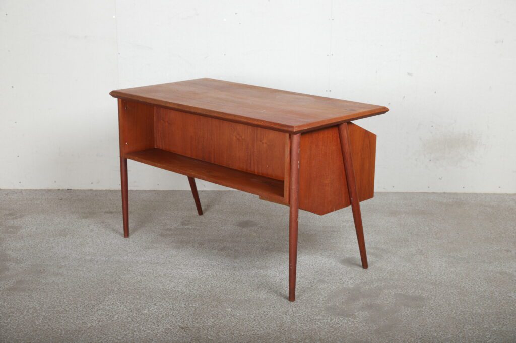 Skrivebord i teak, Tibergaard