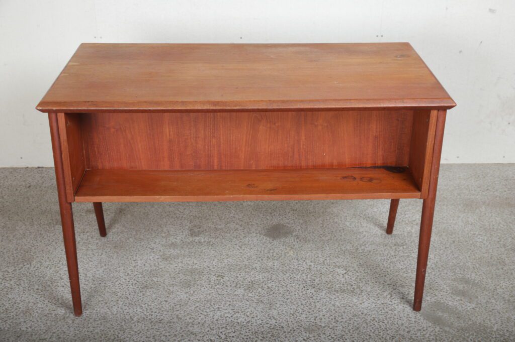 Skrivebord i teak, Tibergaard