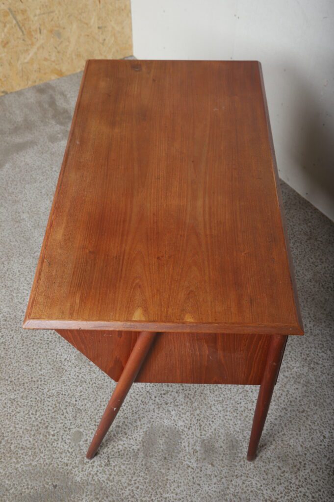 Skrivebord i teak, Tibergaard