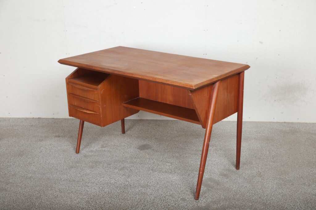 Skrivebord i teak, Tibergaard