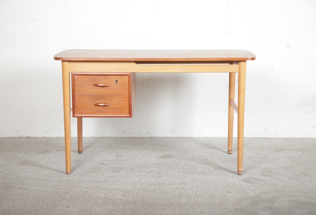 Skrivebord med to skuffer, på stel af egetræ, bordplade i teak