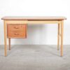 Skrivebord med to skuffer, på stel af egetræ, bordplade i teak