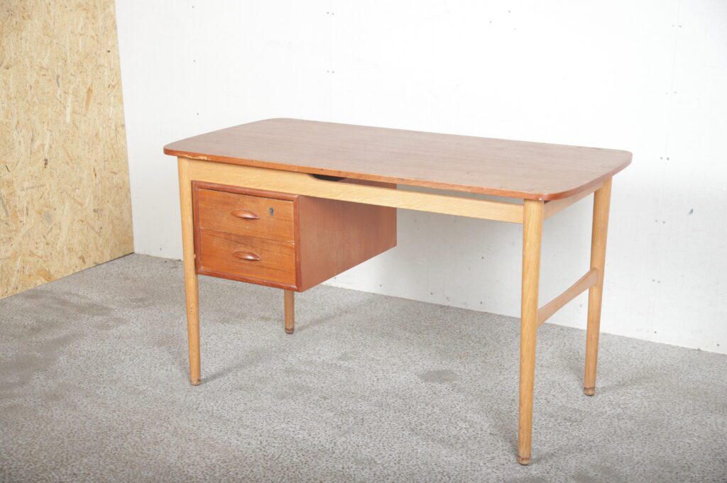 Skrivebord med to skuffer, på stel af egetræ, bordplade i teak