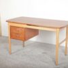Skrivebord med to skuffer, på stel af egetræ, bordplade i teak