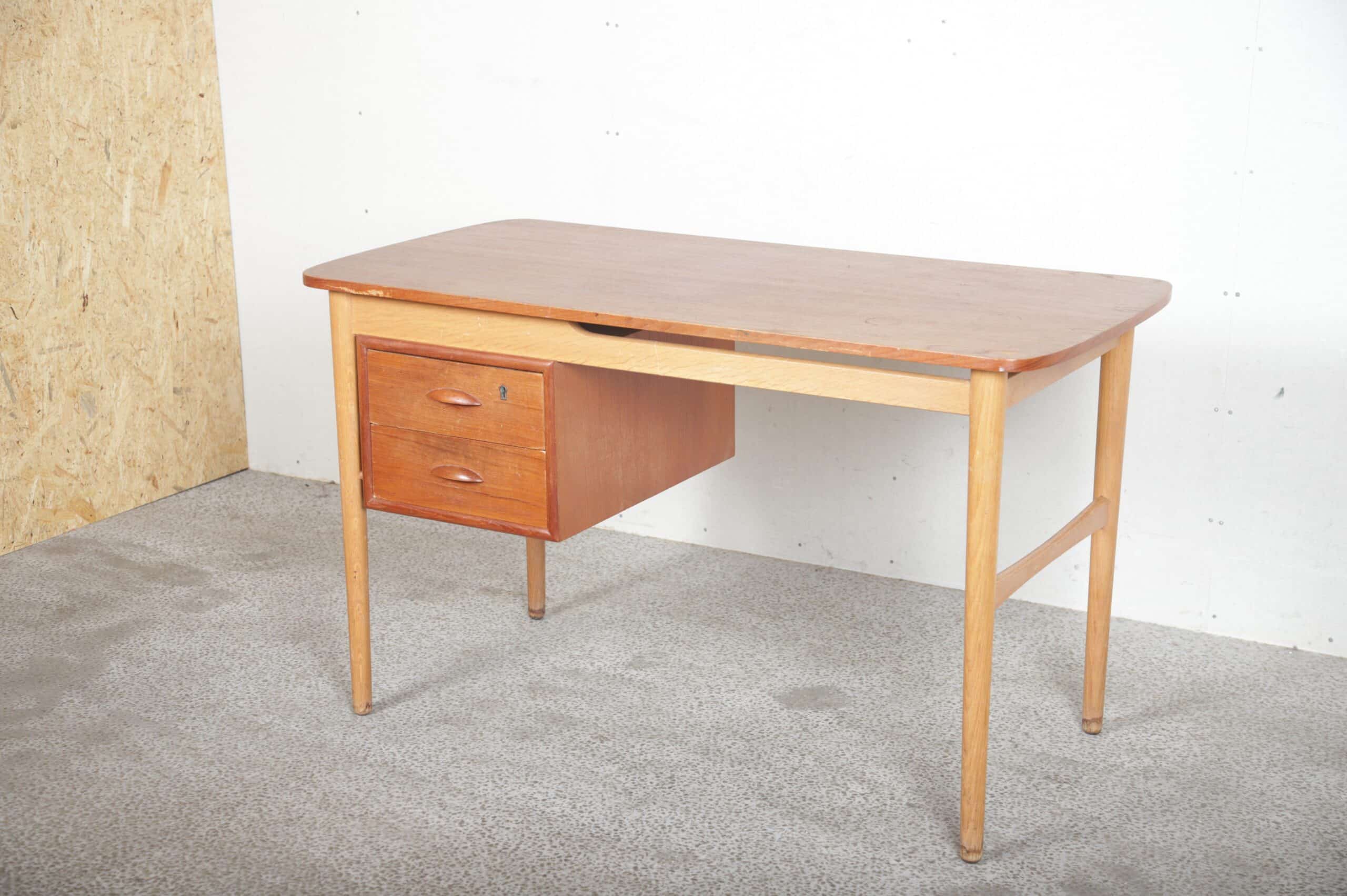 Skrivebord med to skuffer, på stel af egetræ, bordplade i teak - Image 2