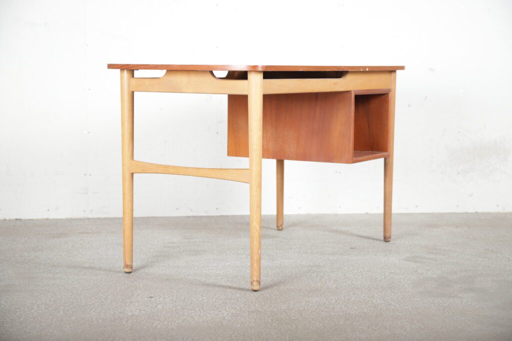 Skrivebord med to skuffer, på stel af egetræ, bordplade i teak