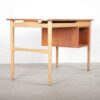 Skrivebord med to skuffer, på stel af egetræ, bordplade i teak