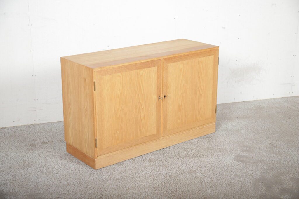 Skænk i egetræ med to låger og hylder