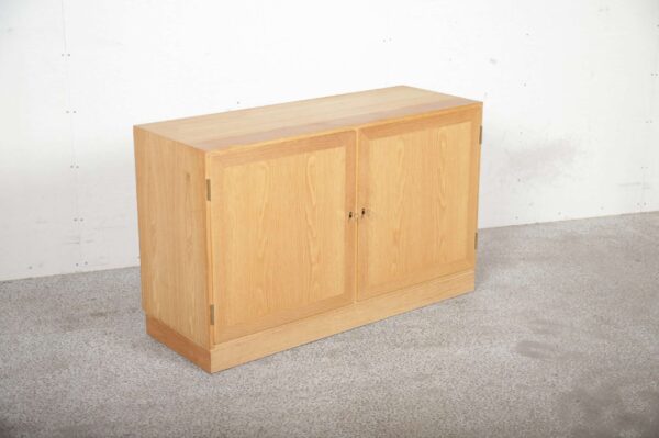 Skænk i egetræ med to låger og hylder