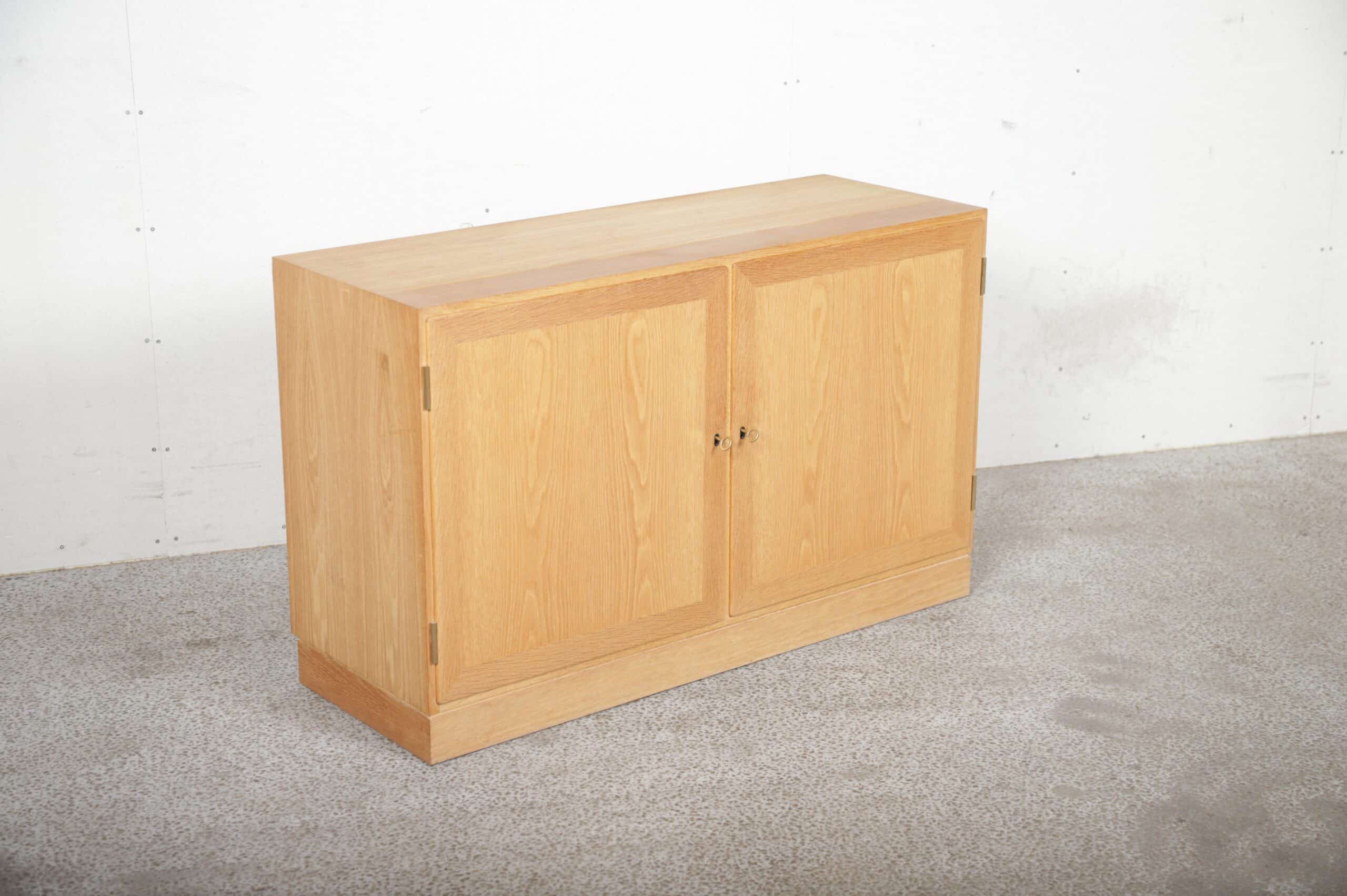 Skænk i egetræ med to låger og hylder - Image 1