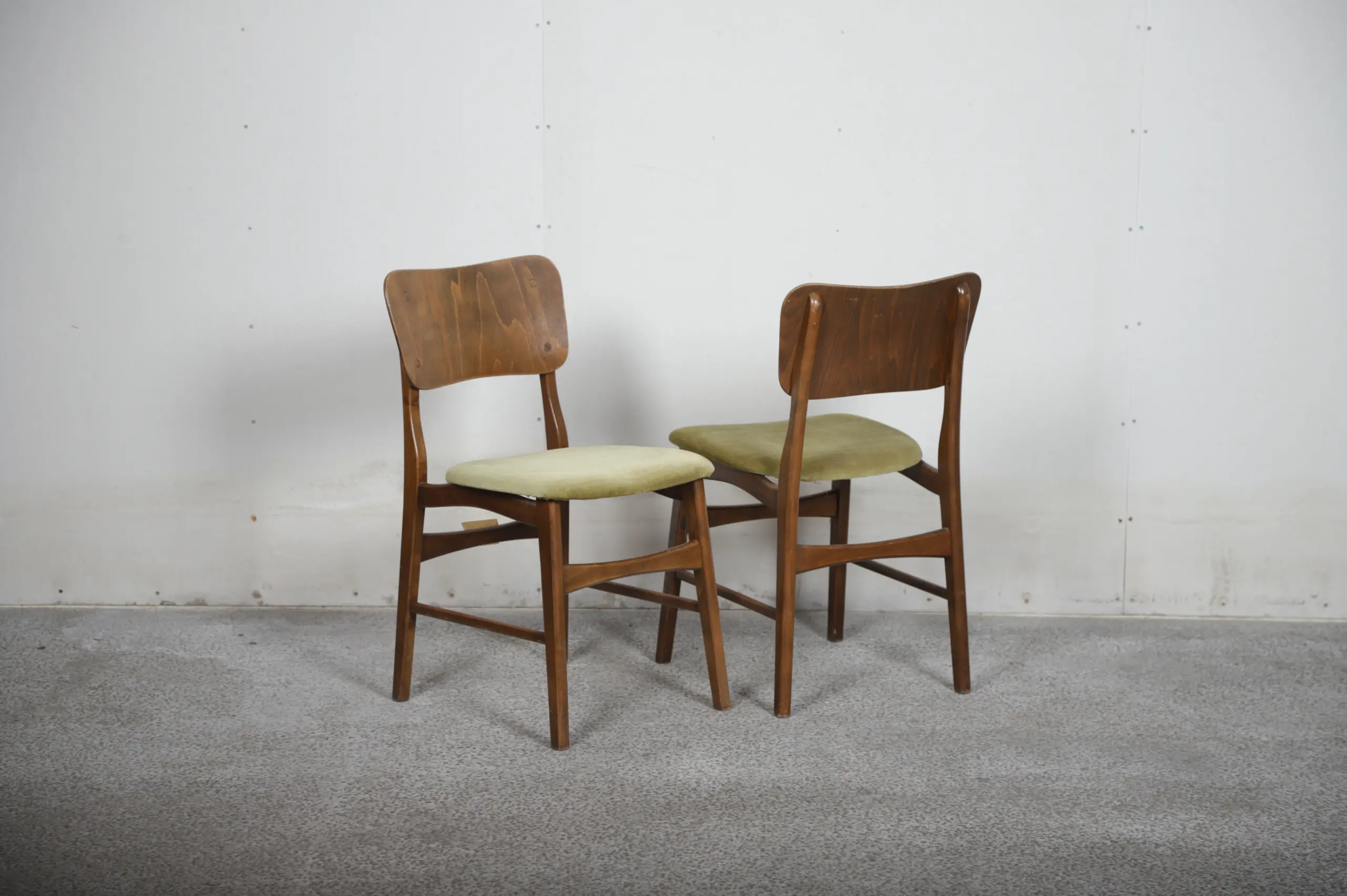 To spisestole i nøddetræ af Ib Kofod Larsen