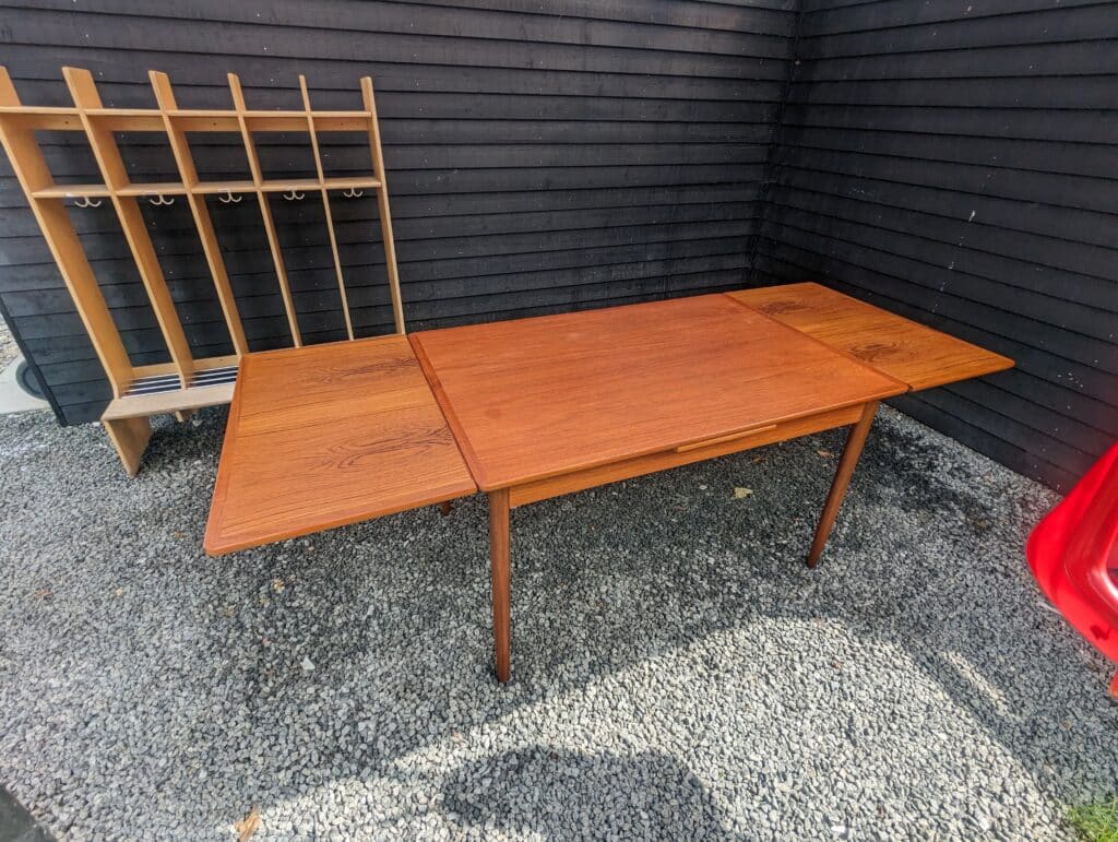 Spisebord med hollandsk udtræk i teak, nyolieret