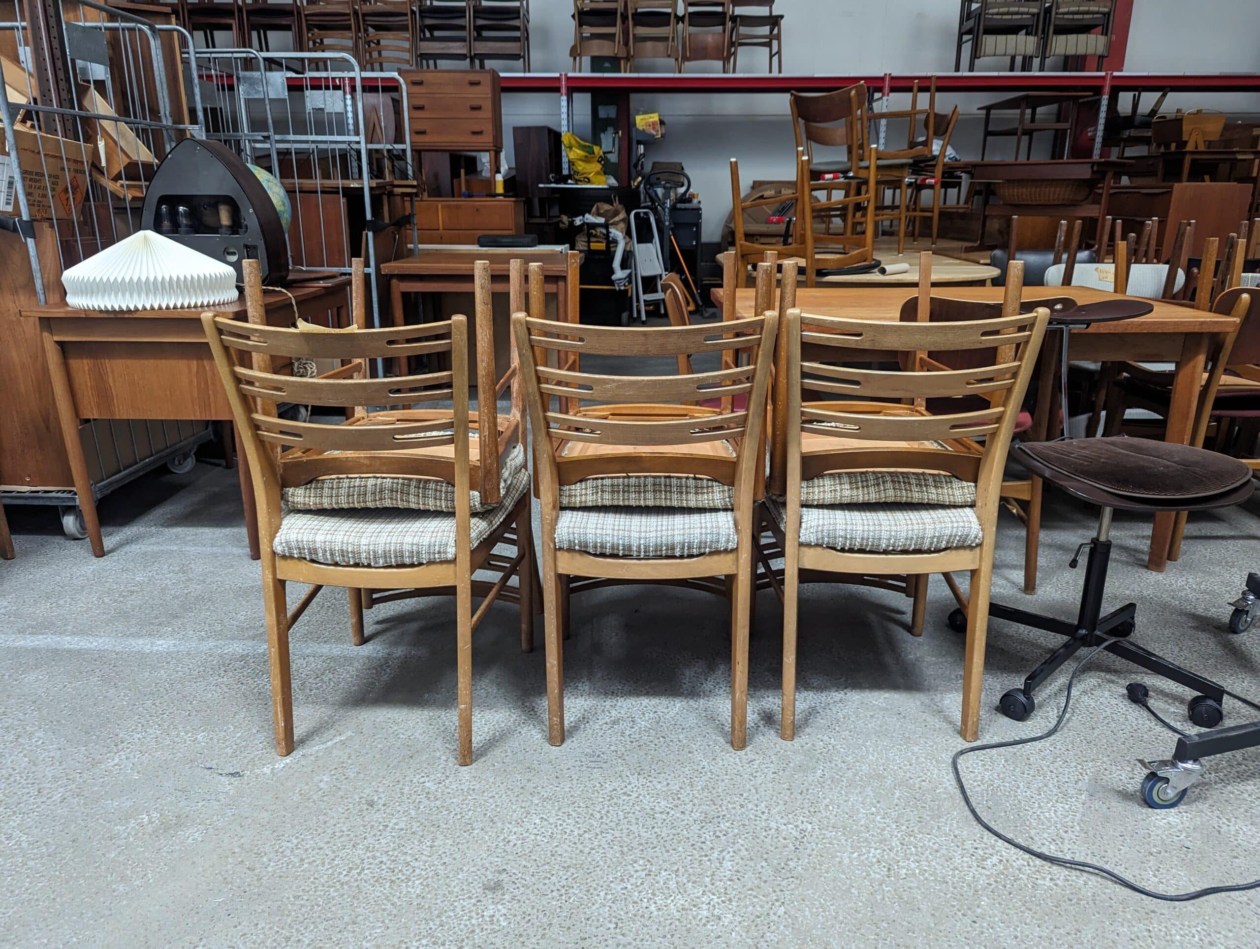 Seks spisestole med rygstykke af teak på stel af bøgetræ, til ompolstring, Farstrup - Image 1