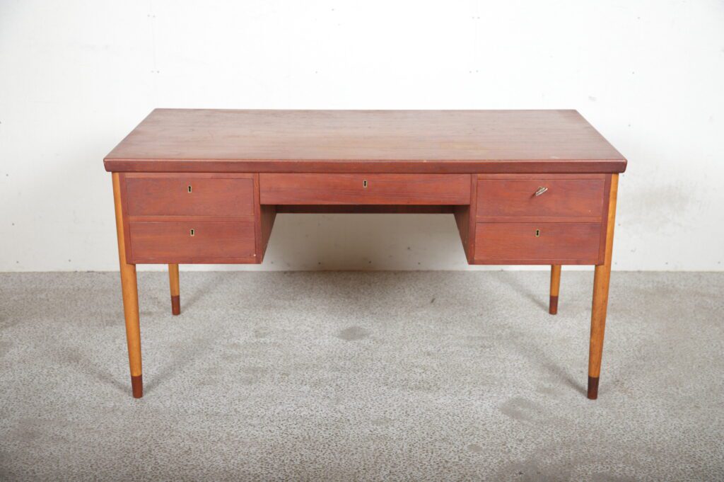 Skrivebord med fem skuffer, teak