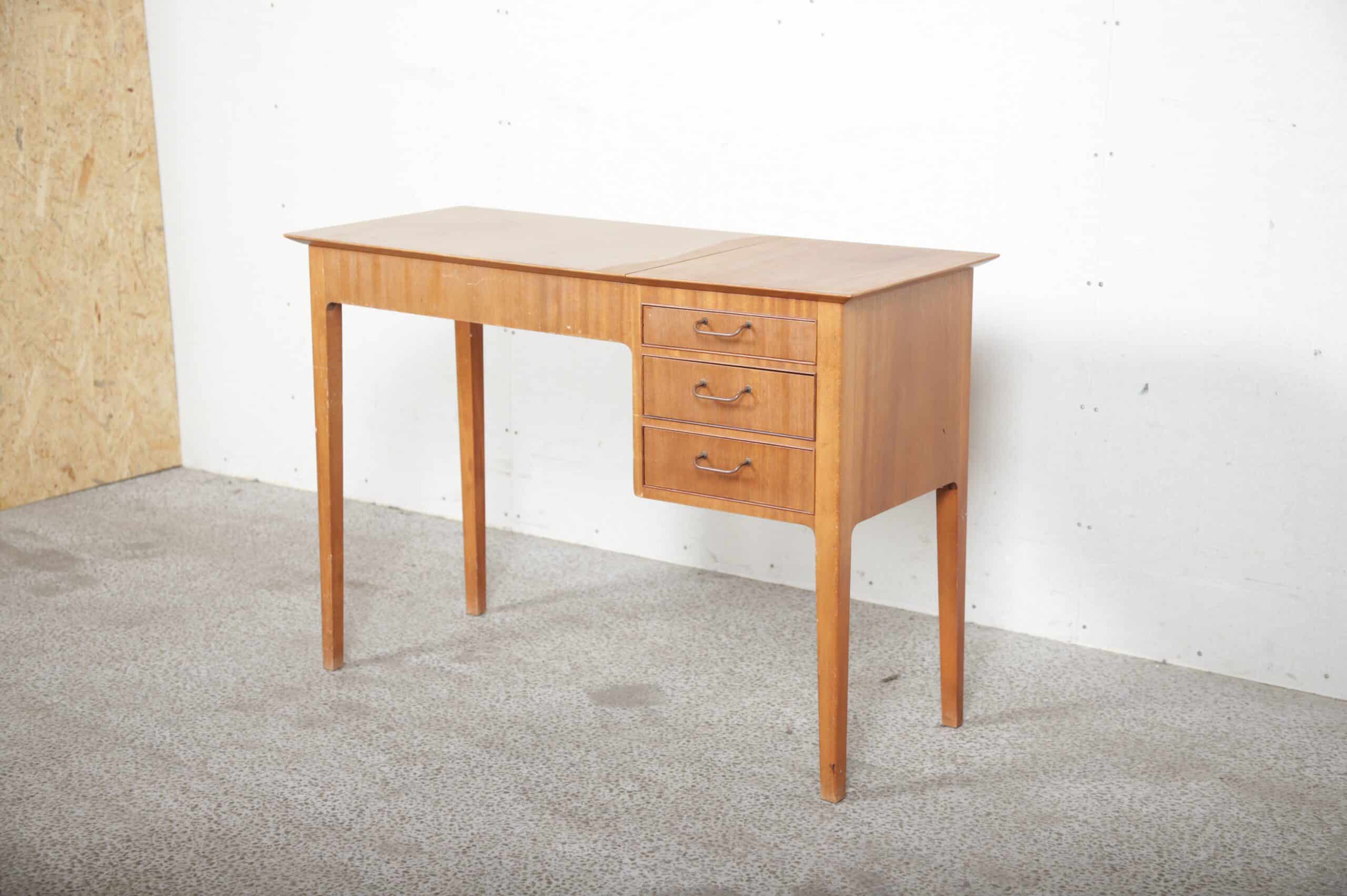 Skrivebord / sminkebord - Image 1