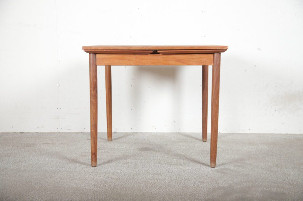 Kvadratisk spisebord i teak med hollandsk udtræk