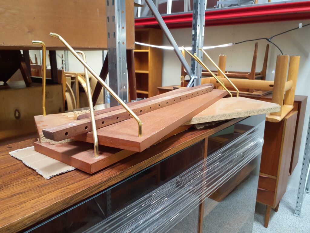 Vangereol med messingbøjler og tre hylder af teak