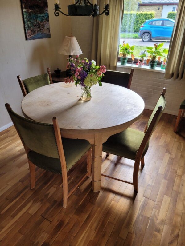 Spisebord i massiv egetræ med tre tillægsplader