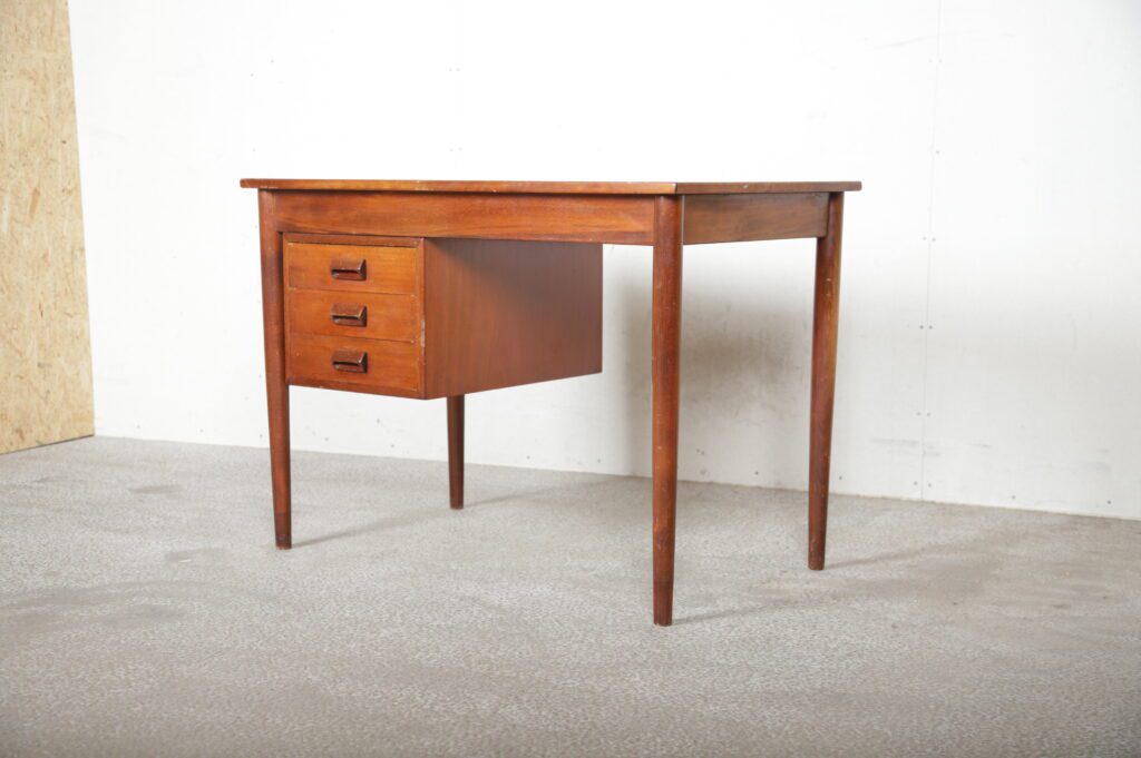 Smalt skrivebord med tre skuffer af Børge Mogensen