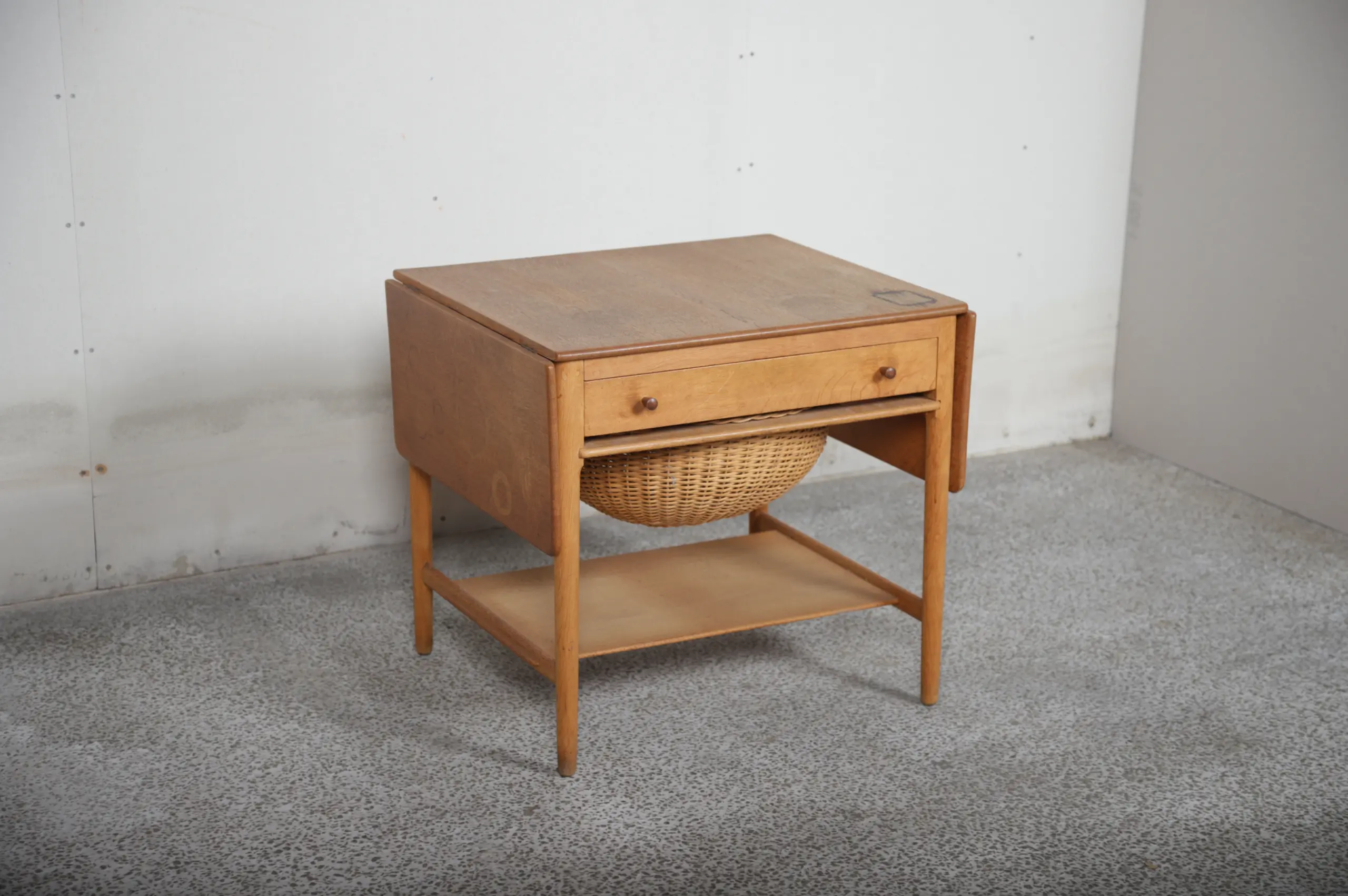 Sybord i massiv egetræ, Wegner, AT33. Til renovering