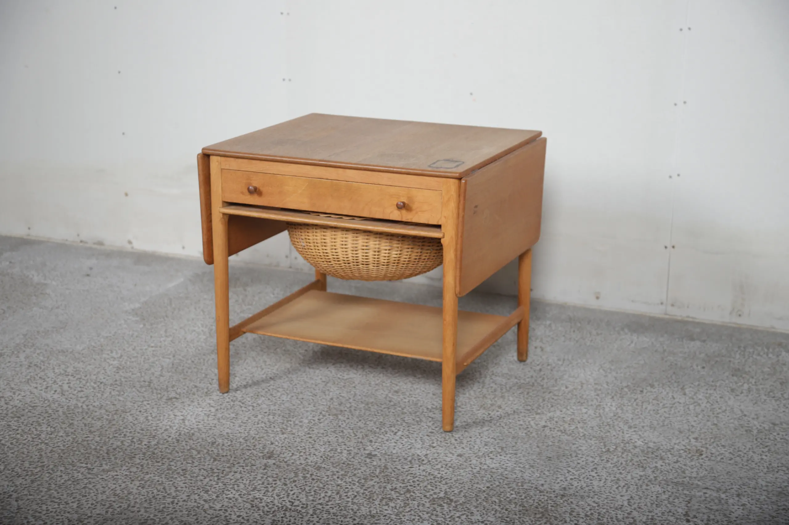 Sybord i massiv egetræ, Wegner, AT33. Til renovering