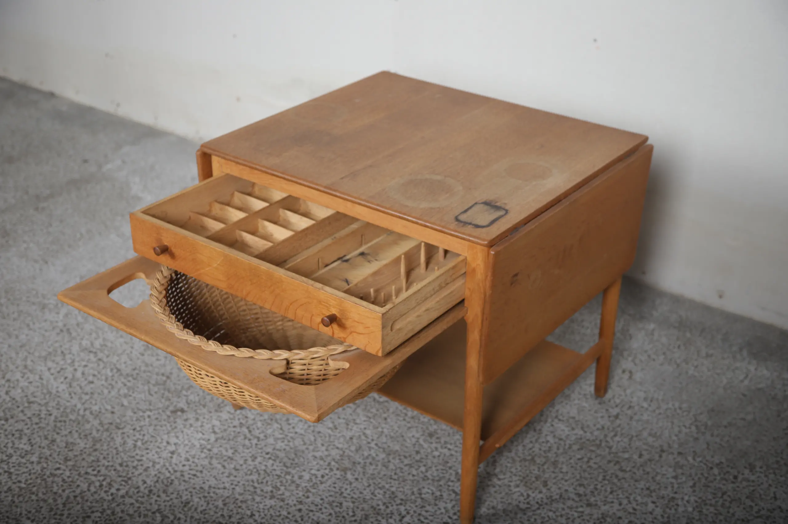 Sybord i massiv egetræ, Wegner, AT33. Til renovering