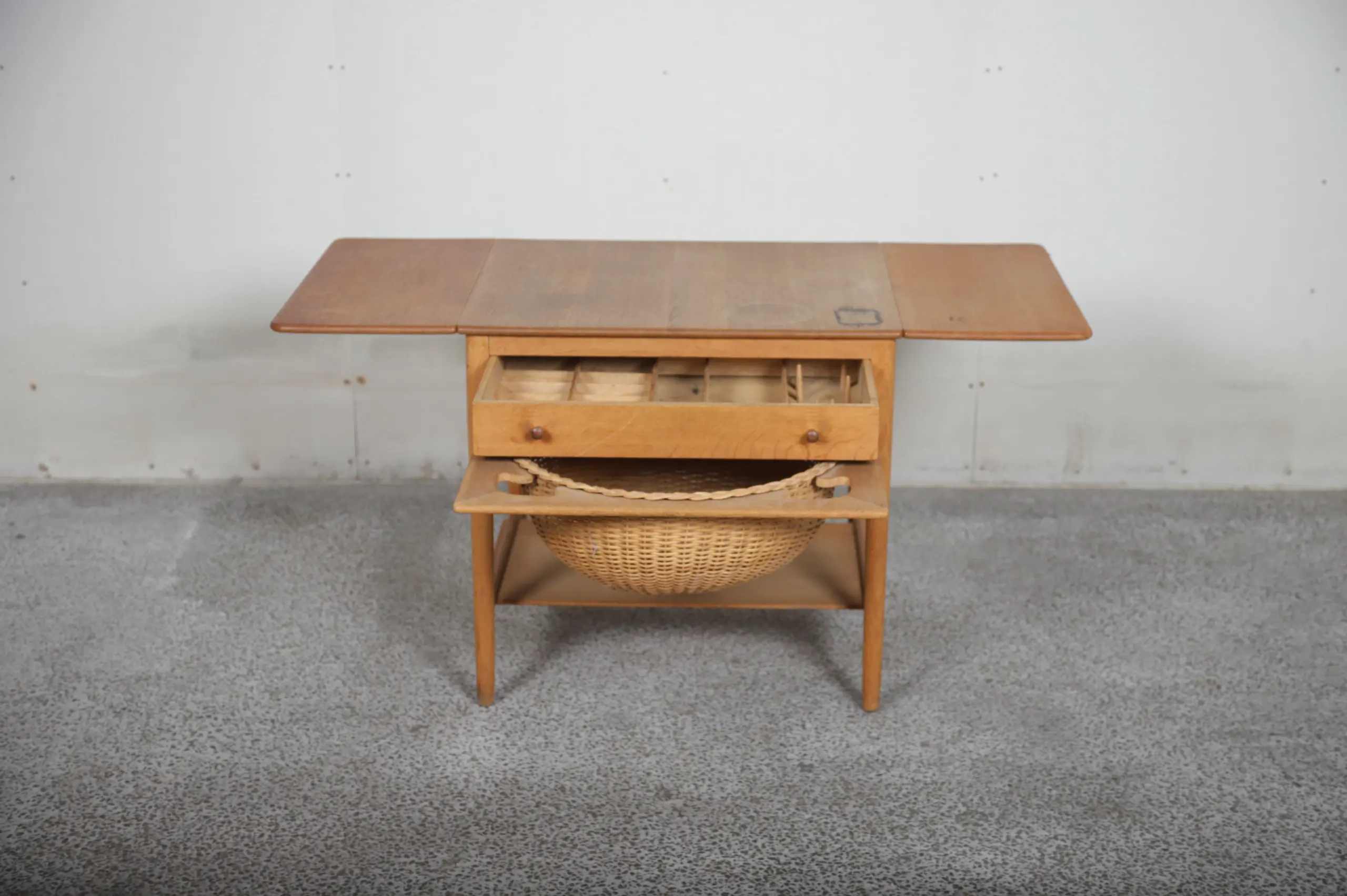 Sybord i massiv egetræ, Wegner, AT33. Til renovering