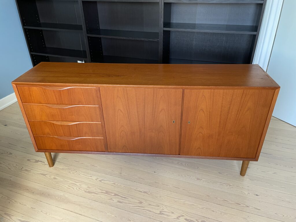 Lav skænk i teaktræ med låger og skuffer #2