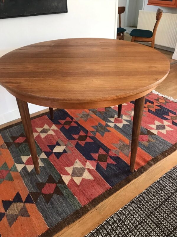 Rundt spisebord i teak med to tillægsplader