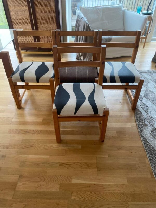 Fem spisestole i massiv fyrretræ