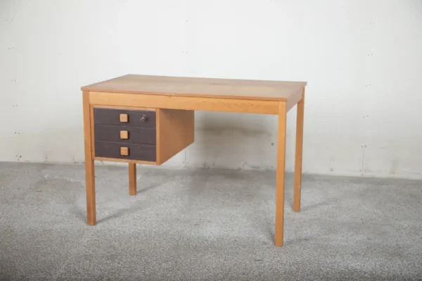 Smalt skrivebord i lys egetræ med tre skuffer, Domino