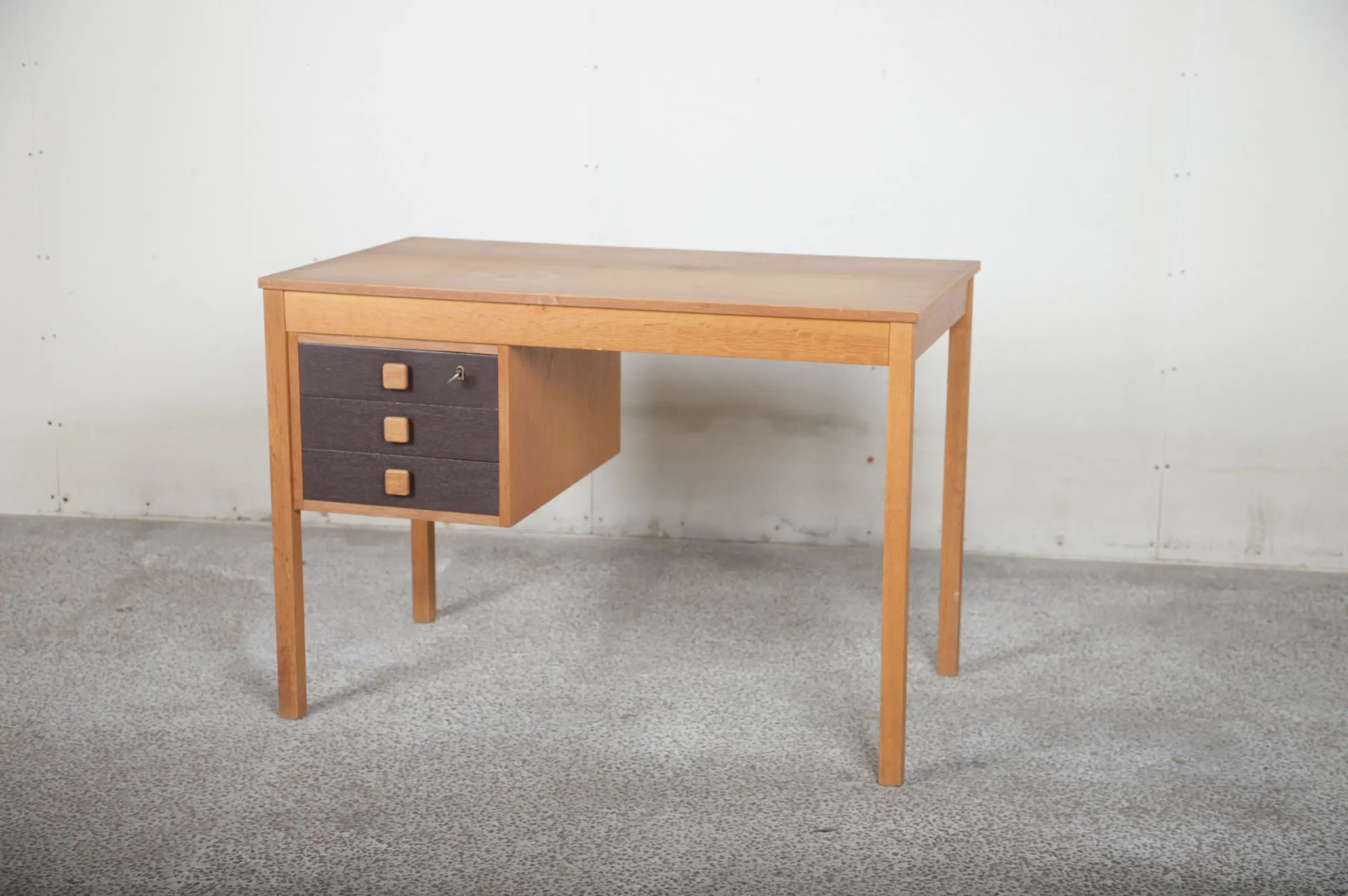 Smalt skrivebord i lys egetræ med tre skuffer, Domino - Image 1