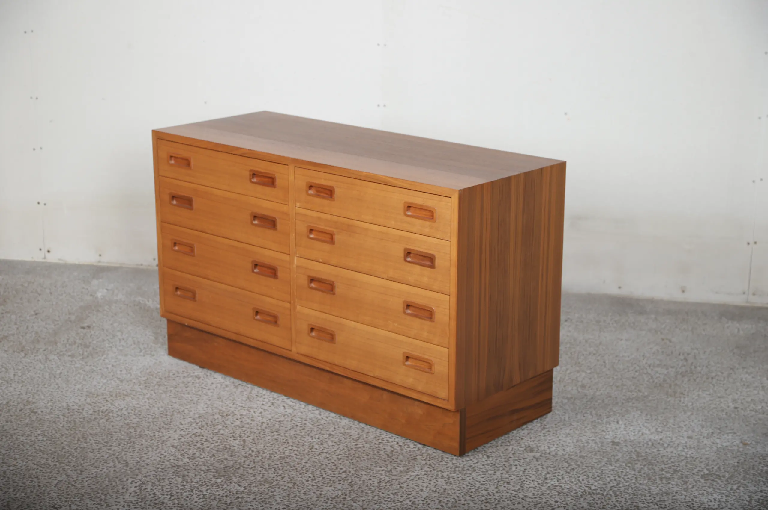 Kommode i teak med otte skuffer, Hundevad - Image 1