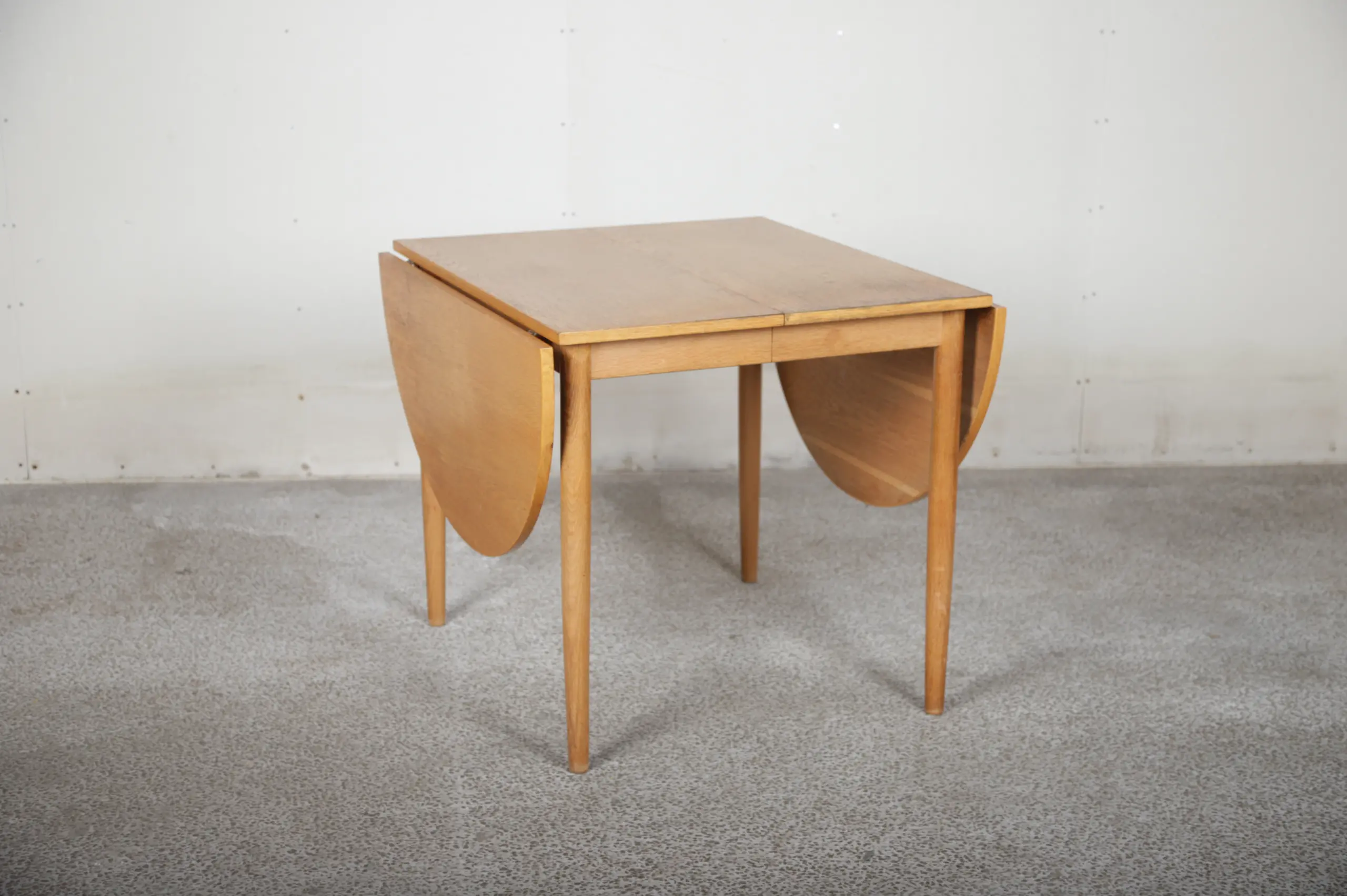 Spisebord i lys egetræ