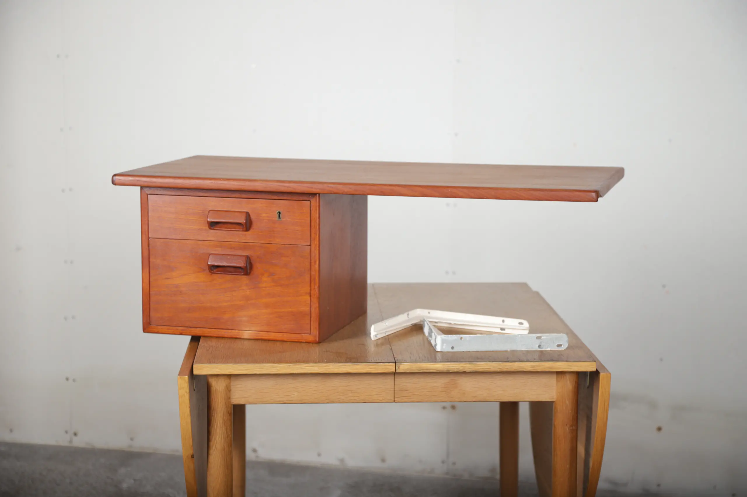 Væghængt skrivebord i teak af Børge Mogensen