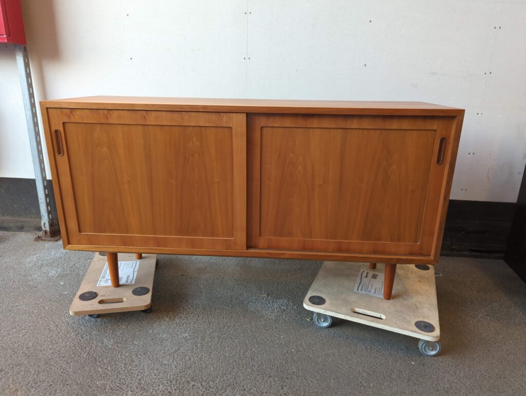 Skænk med låger og hylder, Hundevad