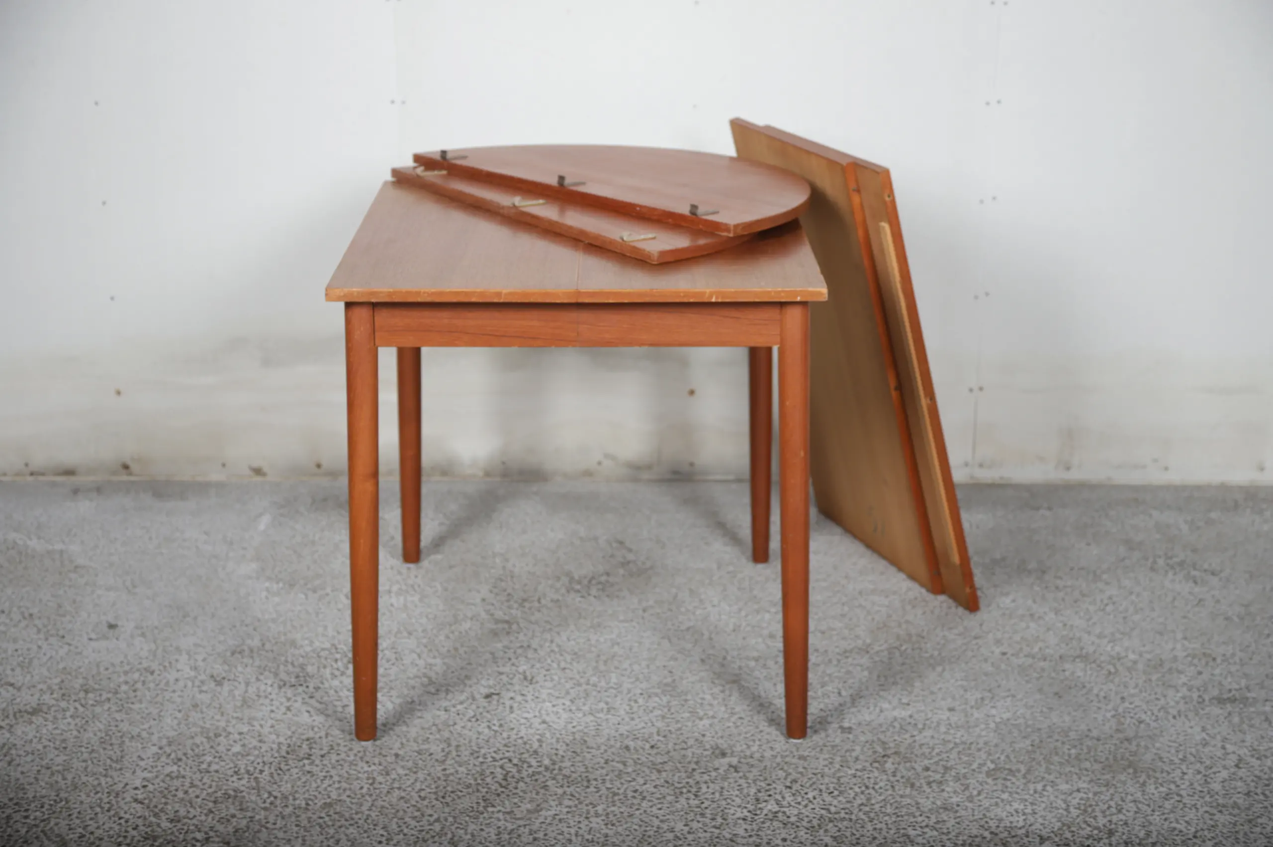 Spisebord i teak med tillægsplader og endebuer - Image 1