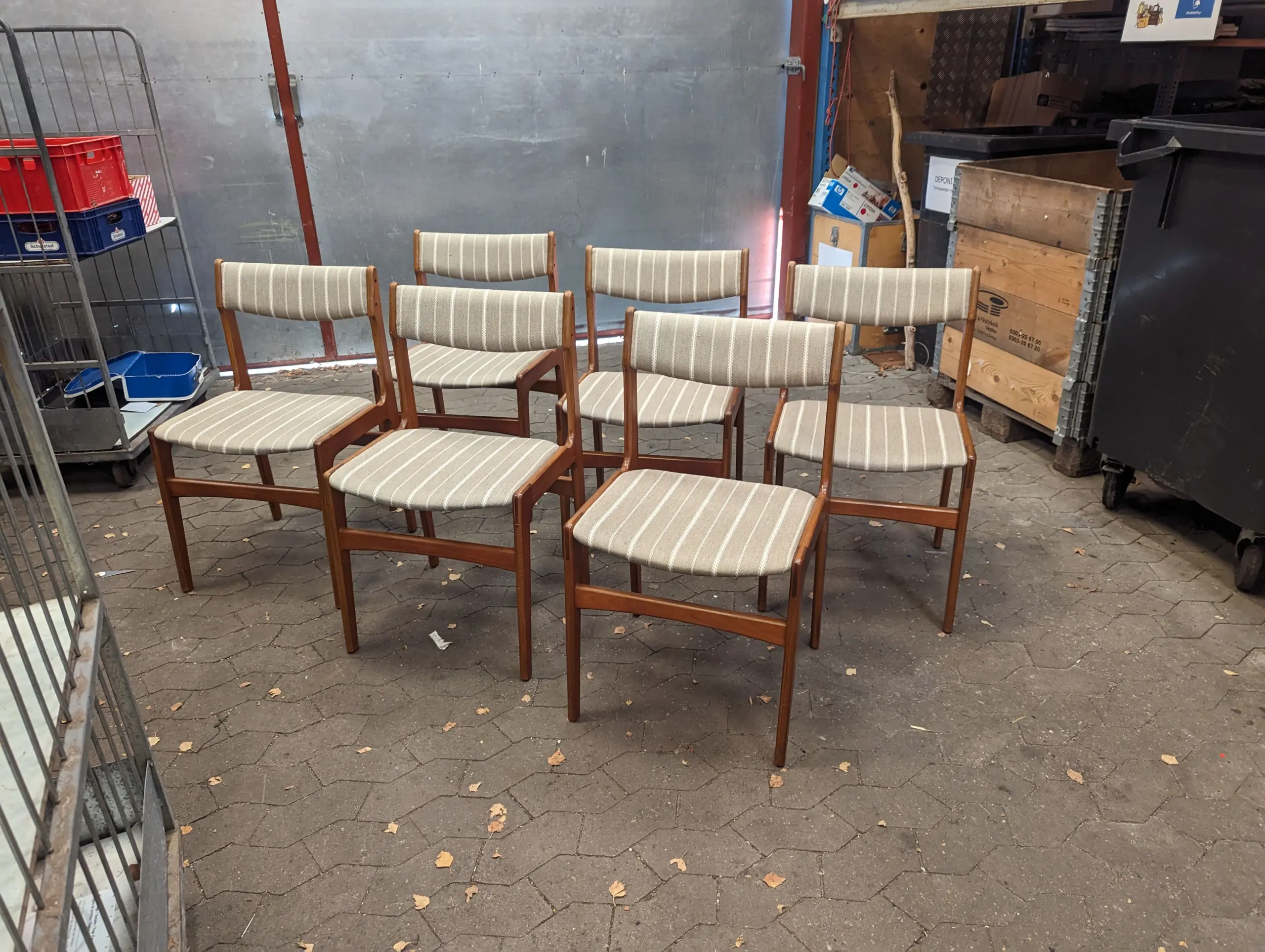 Seks spisestole, Erik Buch, nypolstret - Image 1